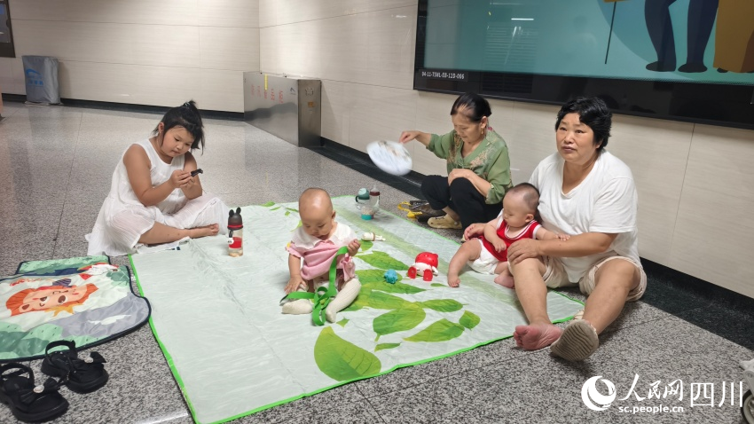 市民在地鐵站內乘涼。實習生唐藝娟攝