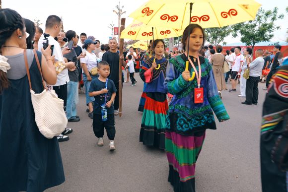 穿著民族服飾巡游的姑娘。宋明攝