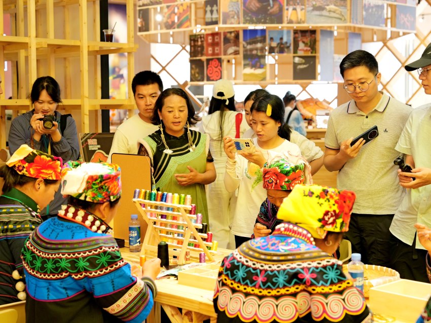 彝繡互動(dòng)。涼山州委宣傳部供圖