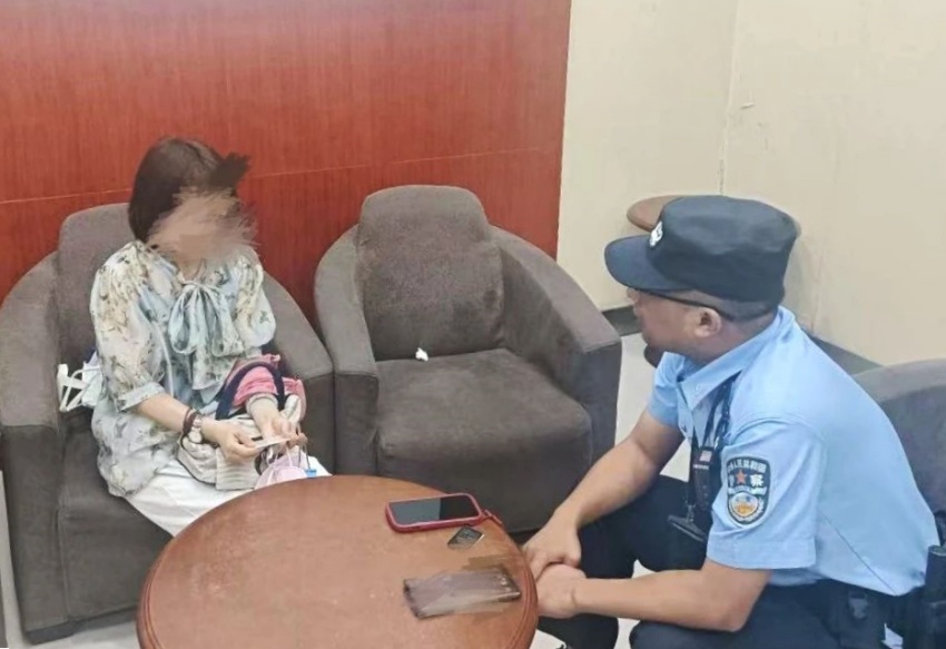 民警徐名川正在耐心細致的勸導廖女士。成都天府公安供圖