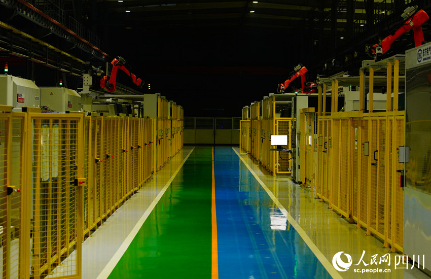 夜間，藏在一排排柜子里的智能加工機(jī)器晝夜不停。人民網(wǎng)記者 王波攝