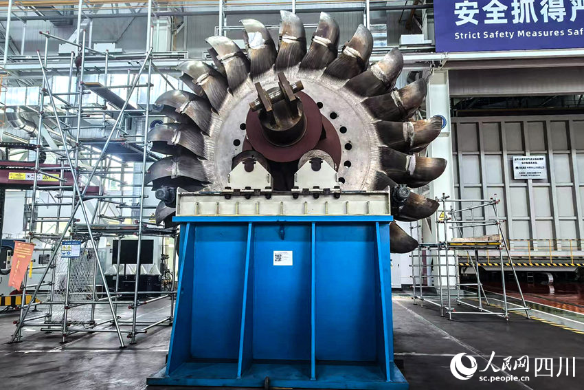 世界單機容量最大500兆瓦沖擊式轉輪完成機器人焊接。人民網記者 王波攝