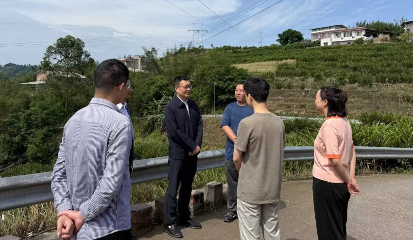 四川長江擔保集團工作人員前往鄉村實地考察調研。受訪者供圖