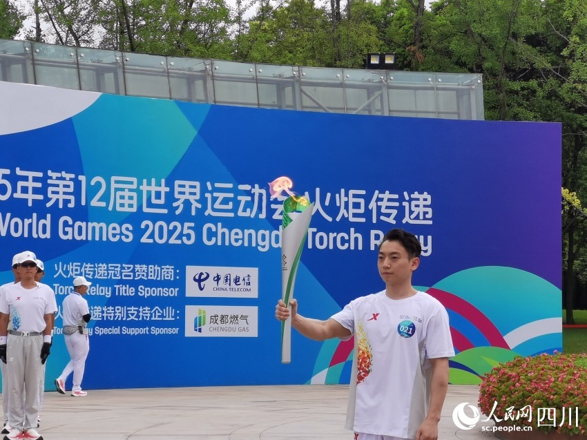 金沙遺址博物館站第一棒火炬手鄒敬園。人民網 羅昱攝