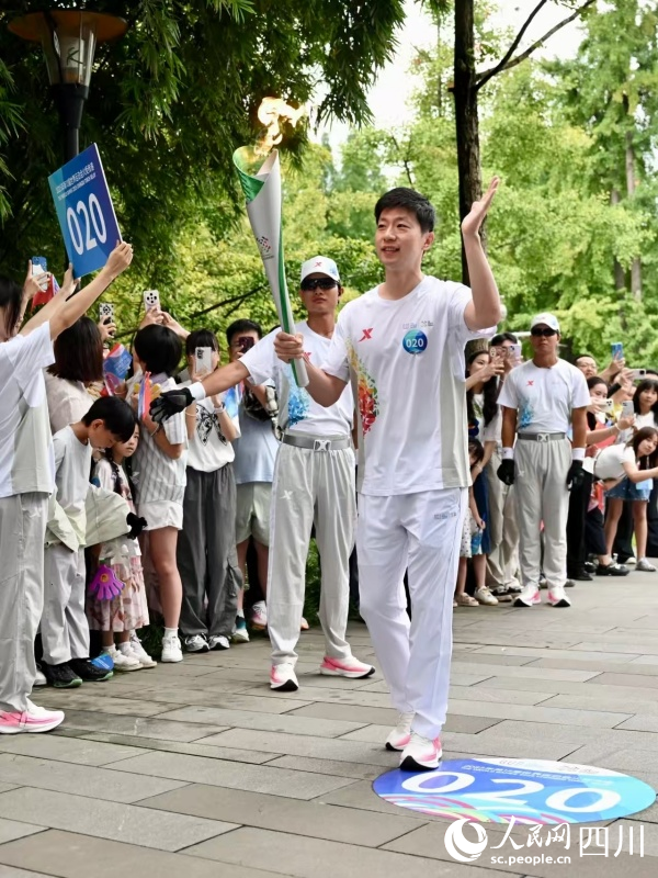馬龍在傳遞火炬。成都世運會執委會供圖