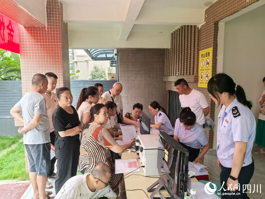 金悅?cè)A府小區(qū)，遂寧市不動(dòng)產(chǎn)登記中心工作人員現(xiàn)場(chǎng)受理業(yè)主辦證業(yè)務(wù)。歐歡攝