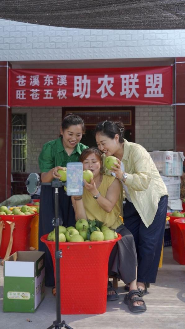 樊澗華和村民一起直播帶貨。蒼溪縣委宣傳部供圖