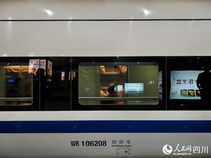 7月31日晚開行的D966次列車夜間動(dòng)臥列車即將發(fā)車。人民網(wǎng)記者 郭瑩攝