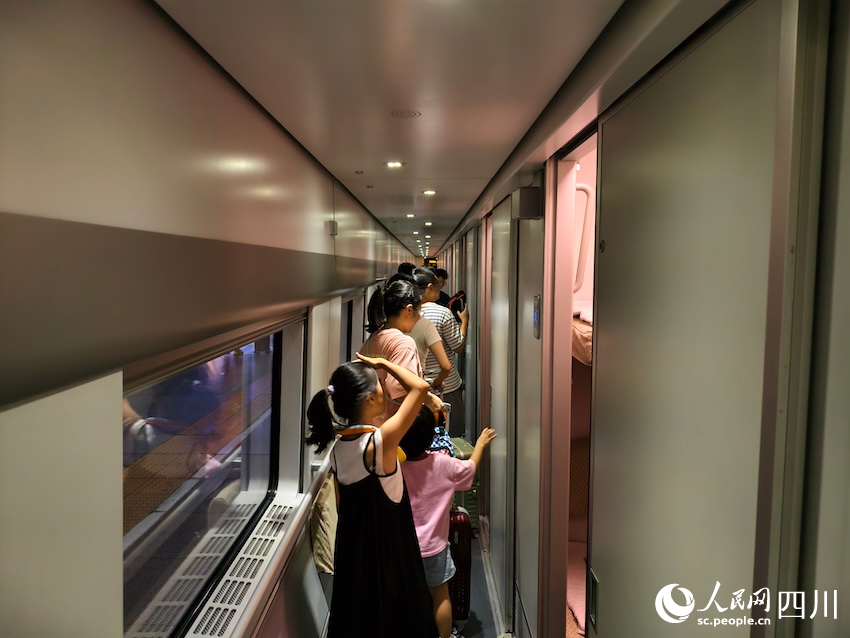 7月31日，即將發(fā)車的D966次列車上的乘客以親子家庭居多。人民網(wǎng)記者 郭瑩攝