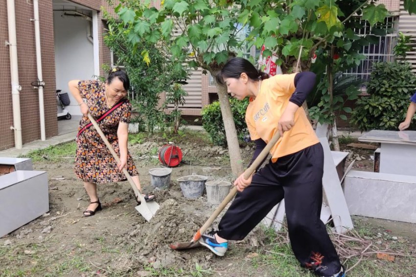 新東社區鴻運小區居民自發組織參與小區環境整治。新都區委社會工作部供圖