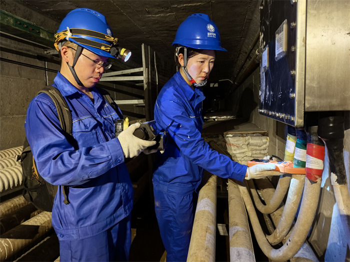 8月3日，國網成都供電公司電纜運檢中心劉暢、李雁翎對世運保供線路220千伏應悅二線開展大負荷時段測溫測環流工作。關惠方攝