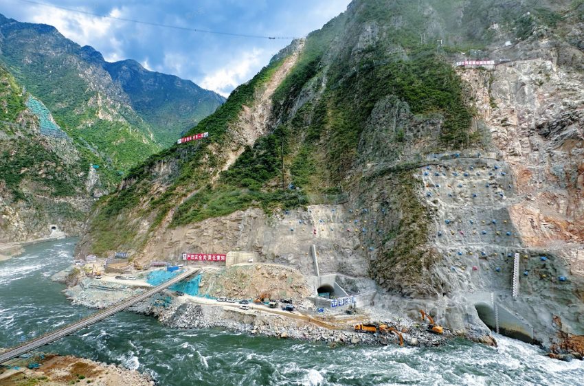 孟底溝水電站2條導(dǎo)流洞全貌。中國水電四局供圖