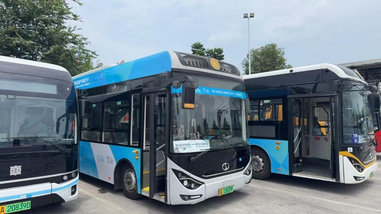 由東方氫能提供的世運會專線氫能公交車整裝待發。成都市稅務局供圖