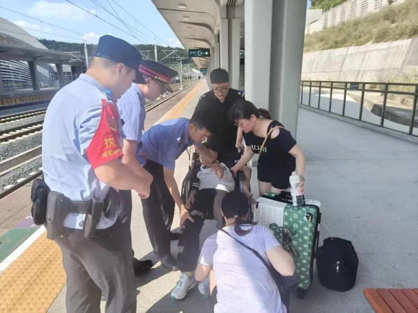 車站工作人員正協助搶救。廣元車務段供圖