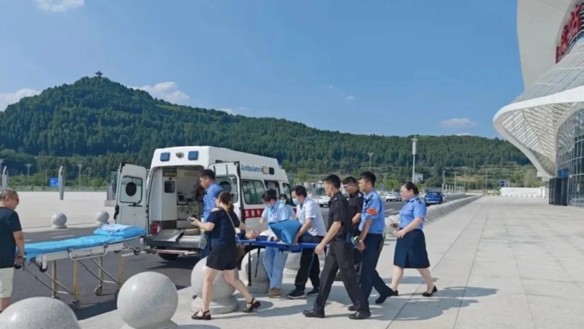 患兒被及時送醫。廣元車務段供圖