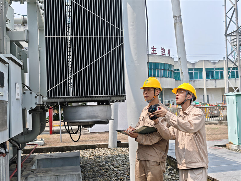 8月6日，世運首場比賽當日，國網成都市新都供電公司值守人員對新都香城體育中心主供電源點220千伏馬家變電站進行特巡測溫。張峻榤攝