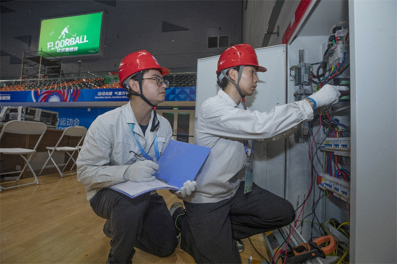 世運首賽場館新都香城體育中心包保團隊在檢查比賽場地供電線路。陳紅梅攝