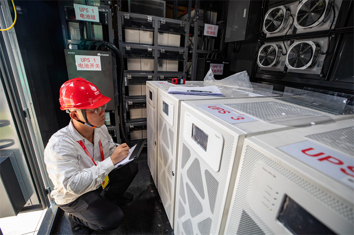 國家電網四川電力成都高新連心橋黨員服務隊隊員楊冰灝對場館UPS進行巡視檢查，確保開幕式供電萬無一失。