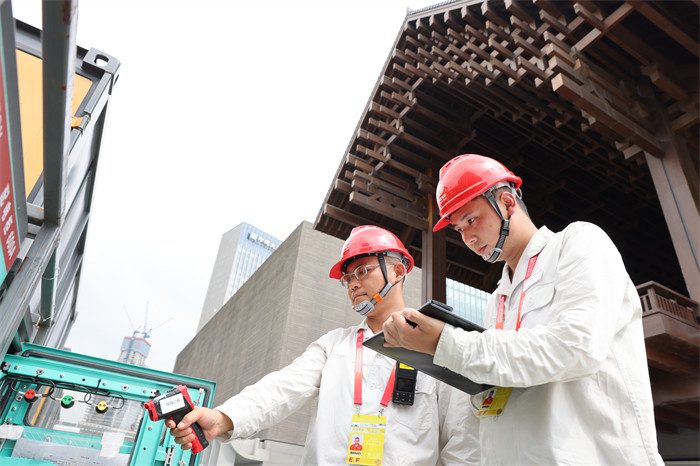國家電網四川電力成都高新連心橋黨員服務隊隊長吳昊（右一）對開幕式戶外電力設備進行巡視檢查。