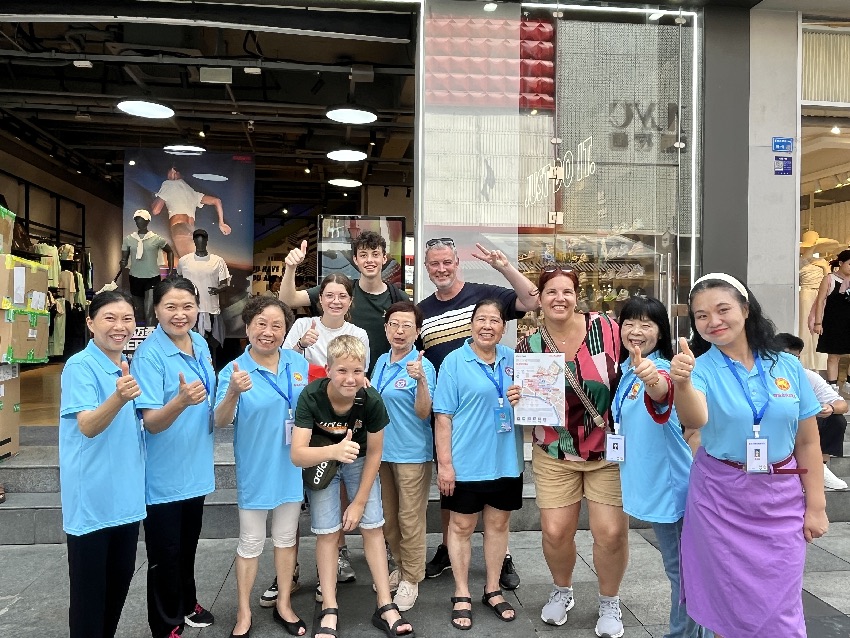 與游客合影的“春熙孃孃”們。受訪者供圖