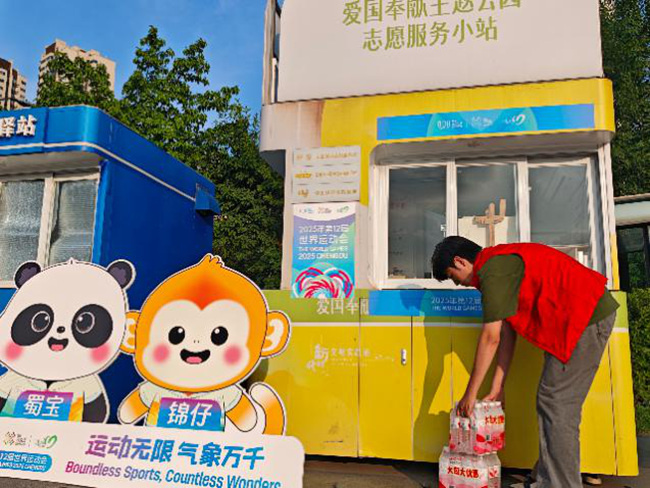 志愿者搬運物資。曹埔銓攝