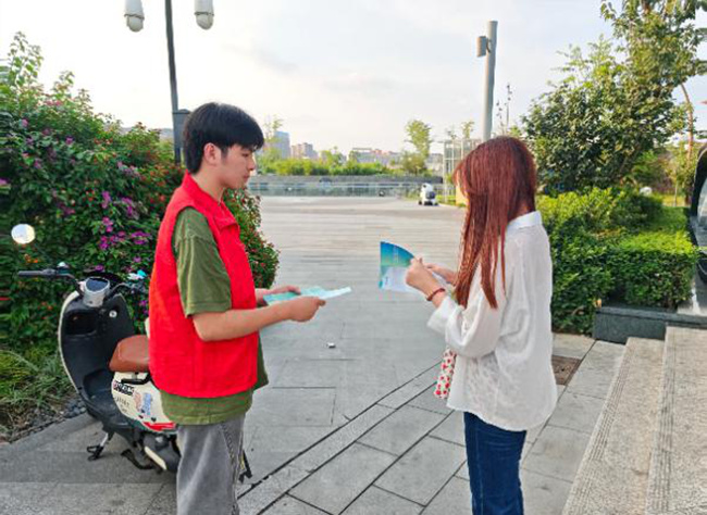志愿者在派送宣傳單。曹埔銓攝