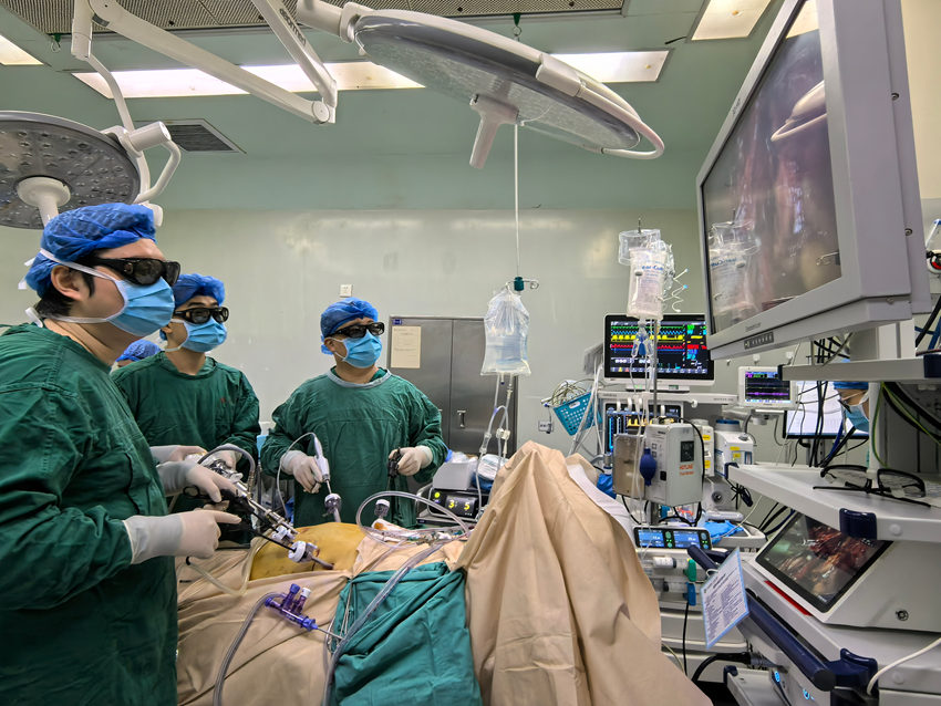 張宇教授團隊成功完成一例全腹腔鏡下全內臟反位肝門膽管癌根治術。四川省人民醫院供圖