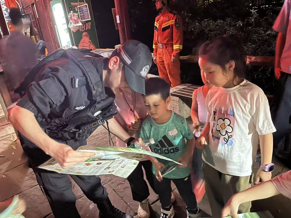 眉山生態警員向小朋友介紹螢火蟲種類分布和觀螢綠道。四川公安供圖