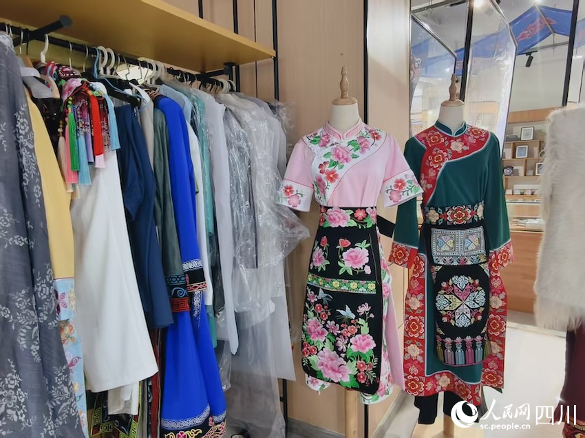 經過楊紅莉改良后的羌族服飾。人民網記者 郭瑩攝