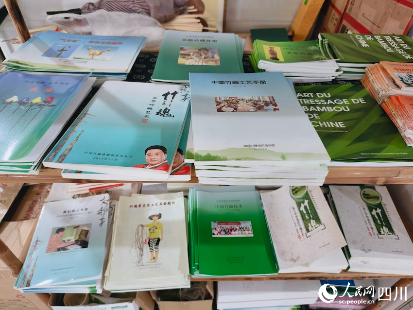 竹編工坊一角，擺放著竹編系列教材。人民網記者 郭瑩攝
