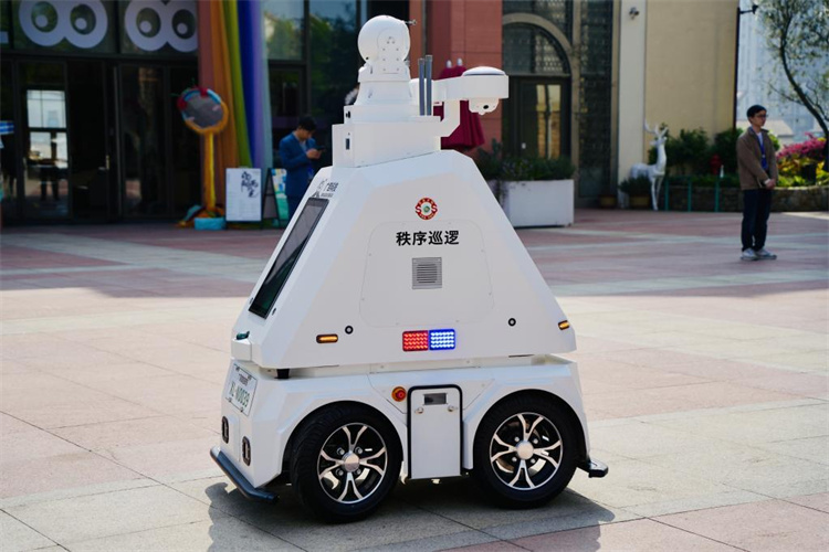 廣目科技的無人安防巡檢機(jī)器車。四川天府新區(qū)融媒體中心供圖