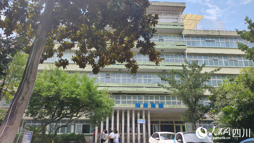 巴中市中心醫院病房樓。實習生 唐藝娟攝