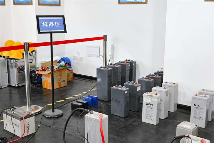 法拉第電子開發(fā)的蓄電池組放電測(cè)試儀、蓄電池樣品區(qū)。鄭棟梁供圖
