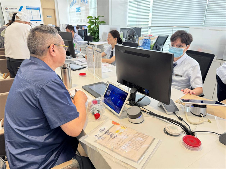 市民正在青羊區政務服務中心社保窗口辦理業務。鄭棟梁供圖