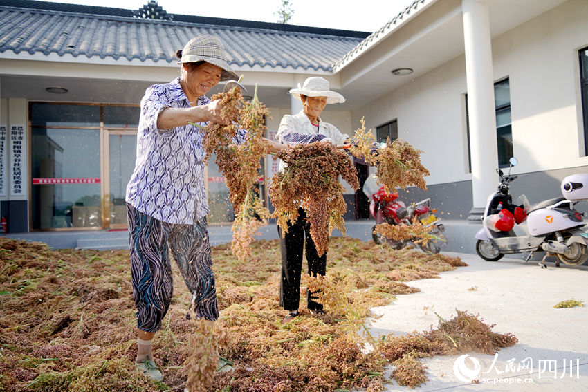 村民們?cè)谠簤沃辛罆窀吡弧Ｈ嗣窬W(wǎng)記者 王波攝