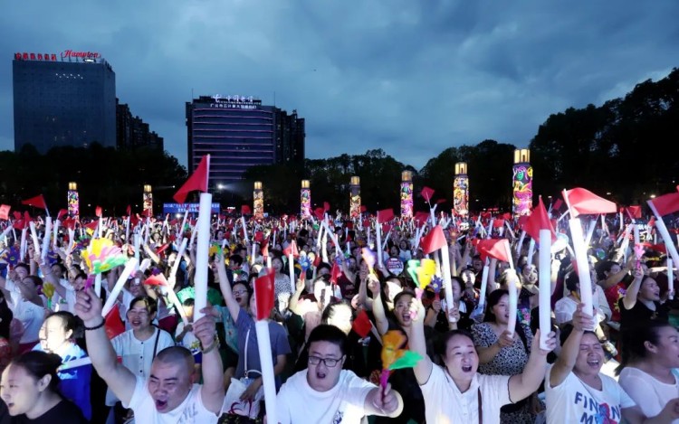 市民熱情參與互動。高志農攝
