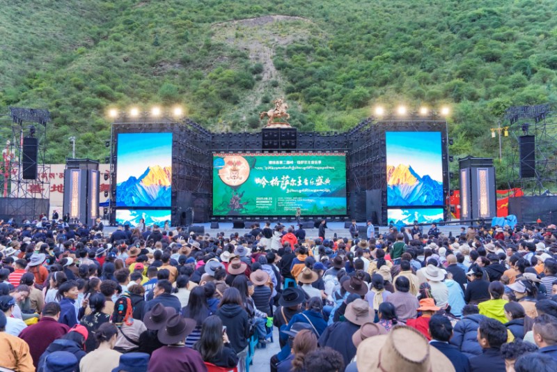 嶺·格薩爾王音樂盛典現場。湯啟陽攝