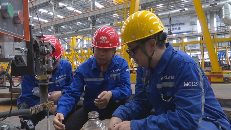 五冶集團（成都）鋼構科技有限公司焊接負責人劉建立正與團隊展開討論。簡陽市融媒體中心供圖