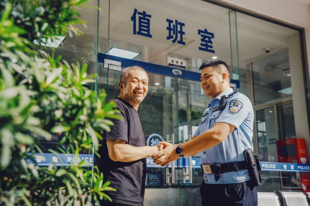 市民對民警表示感謝。成都市公安局青羊區分局草堂派出所供圖