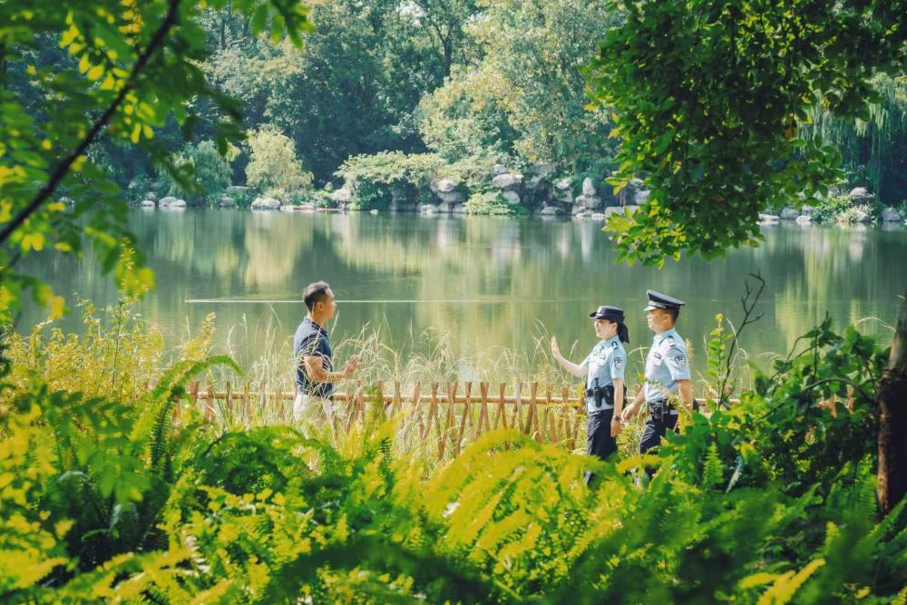 在浣花溪公園巡邏的民警。成都市公安局青羊區(qū)分局草堂派出所供圖