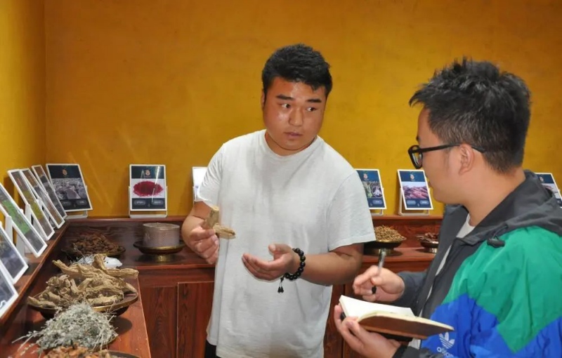 白玉縣非物質文化遺產藏紙技藝代表性傳承人扎西尼瑪。白玉縣委宣傳部供圖