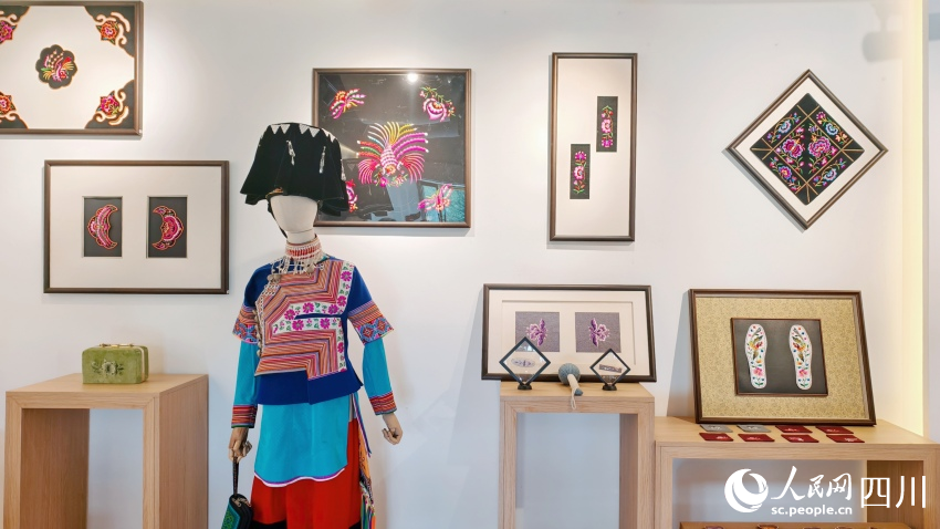 彝繡坊里展示的省級非物質文化遺產——會東挑花繡作品。人民網 趙祖樂攝