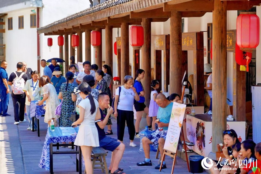 先市醬油赤水河莊園內(nèi)，游客們?cè)谛菹⒅嗥穱L醬油冰淇淋。楊藺攝