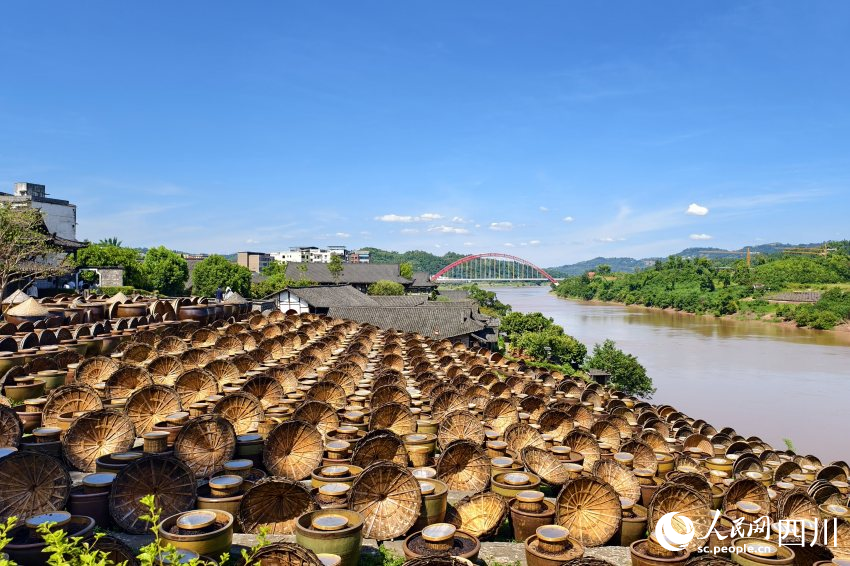 先市醬油赤水河莊園內(nèi)釀造醬油的陶缸整齊排列。人民網(wǎng) 趙祖樂(lè)攝
