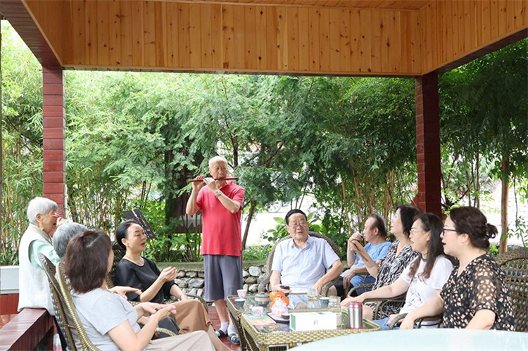 游客在“云水?山院” 舉行活動。綿竹市融媒體中心供圖