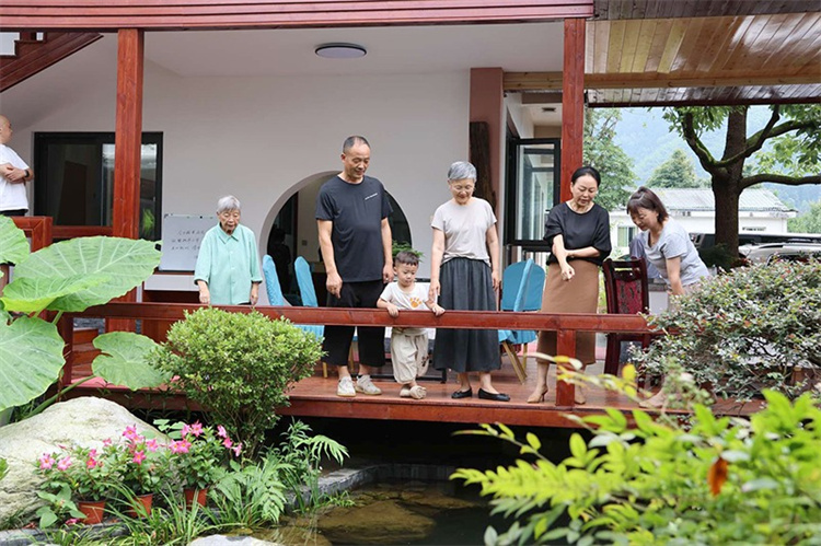 游客在付元軍改造的民宿游玩。綿竹市融媒體中心供圖