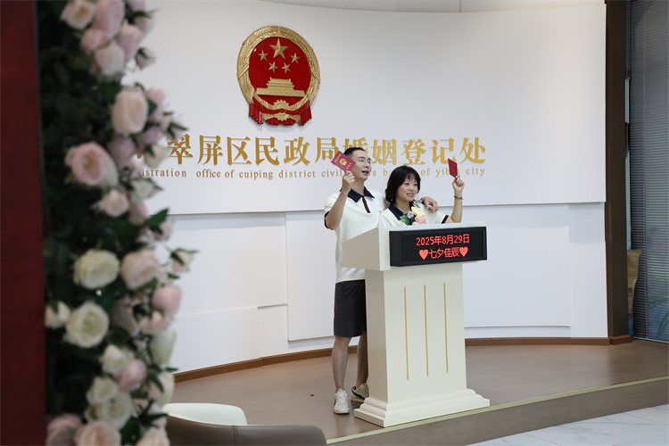 大廳內(nèi)，新人們或身著盛裝，或佩戴頭紗，臉上洋溢著幸福的笑容，神采奕奕地迎接這一人生重要時刻。翠屏區(qū)融媒體中心供圖
