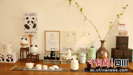 明月村文創(chuàng)產(chǎn)品。(唐啟浩 攝)