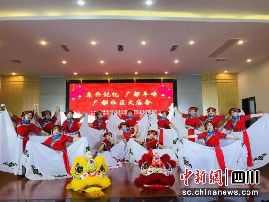 雙流區(qū)組織少數(shù)民族業(yè)余舞蹈隊(duì)常態(tài)開(kāi)展文藝匯演。雙流區(qū)供圖