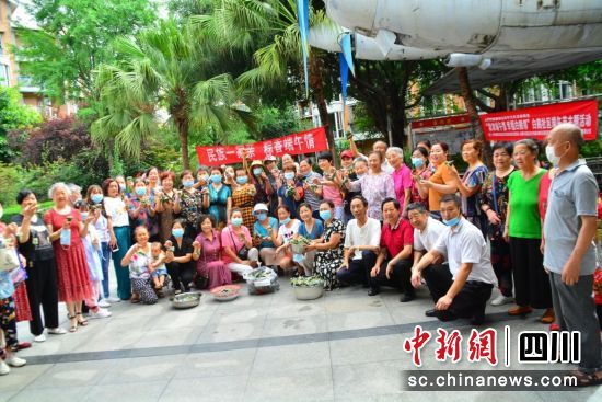 雙流區(qū)歐城花園小區(qū)組織各族居民開(kāi)展端午包粽子活動(dòng)。雙流區(qū)供圖